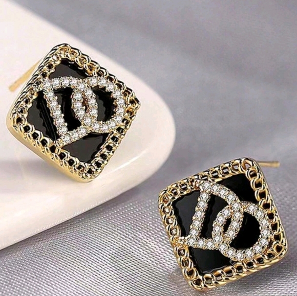 Fashionable Diamond Shaped Letter Earrings - Picture 3 of 3
